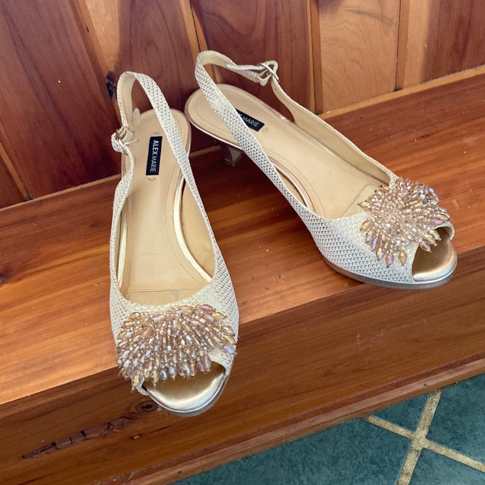 Alex Marie ladies dress slingback shoes. Size 9. Champagne/gold.